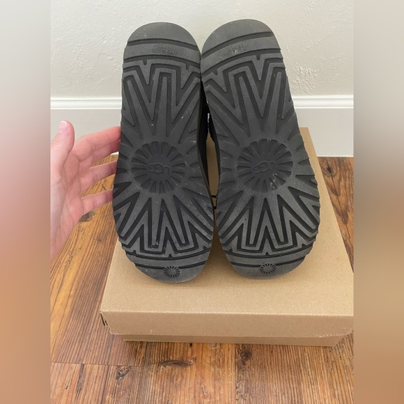 UGG Daelynn in Charcoal, Size 8 - Picture 7 of 7